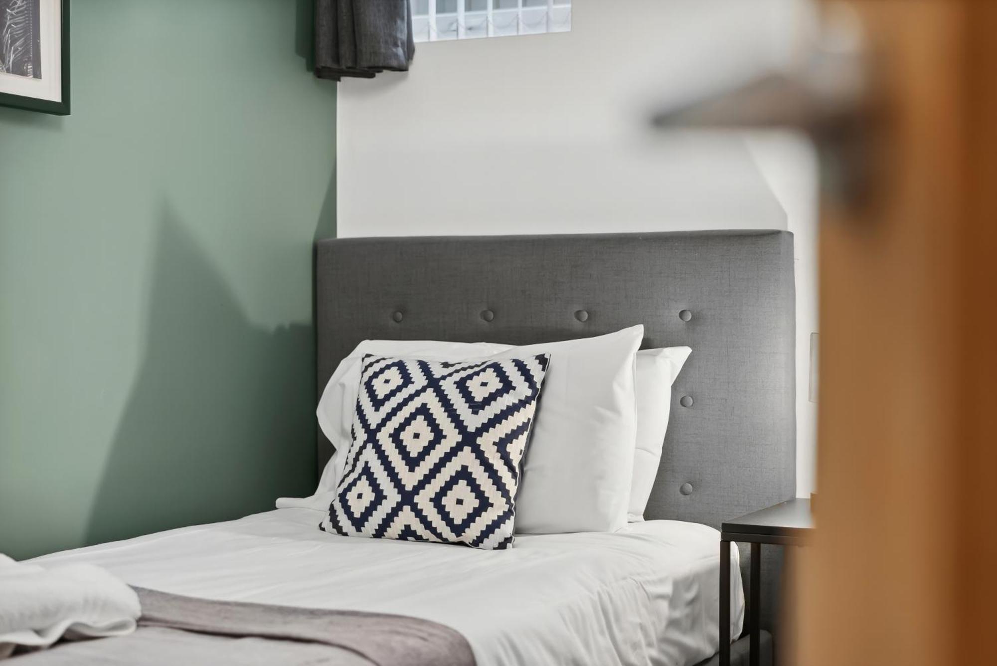 Corinium Lodge - Town Centre Apartment Cirencester Eksteriør bilde